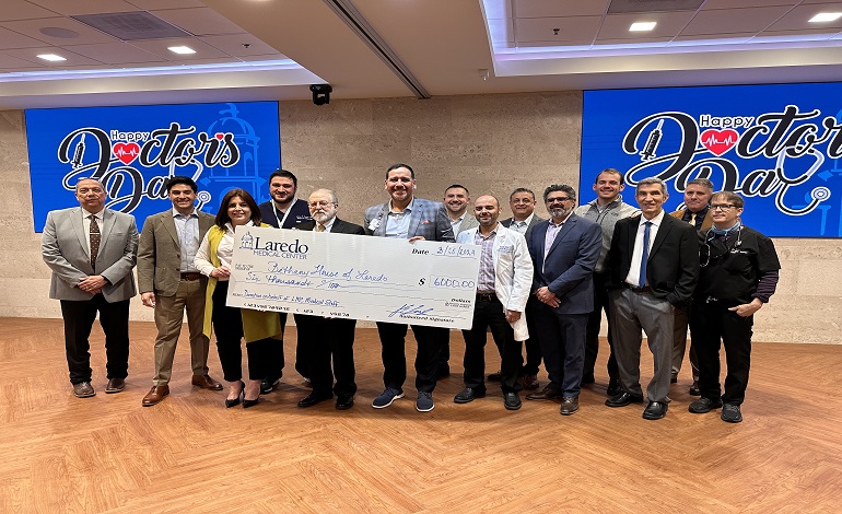 Laredo Medical Center Celebra el Día de los Doctores con Donación a Caridad Local en Honor a su Personal Médico