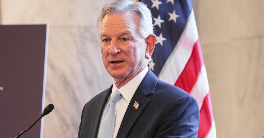 Tommy Tuberville afirma que “la mayoría de los inmigrantes son basura”