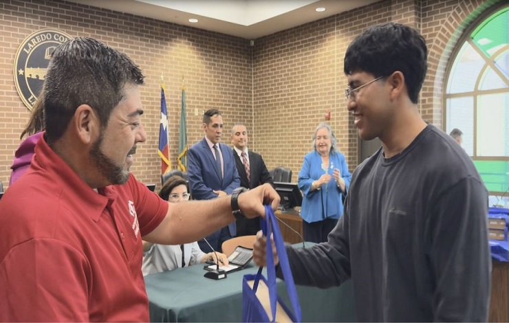 Consulado General de México en Laredo Dona Laptops a Estudiantes de Laredo College