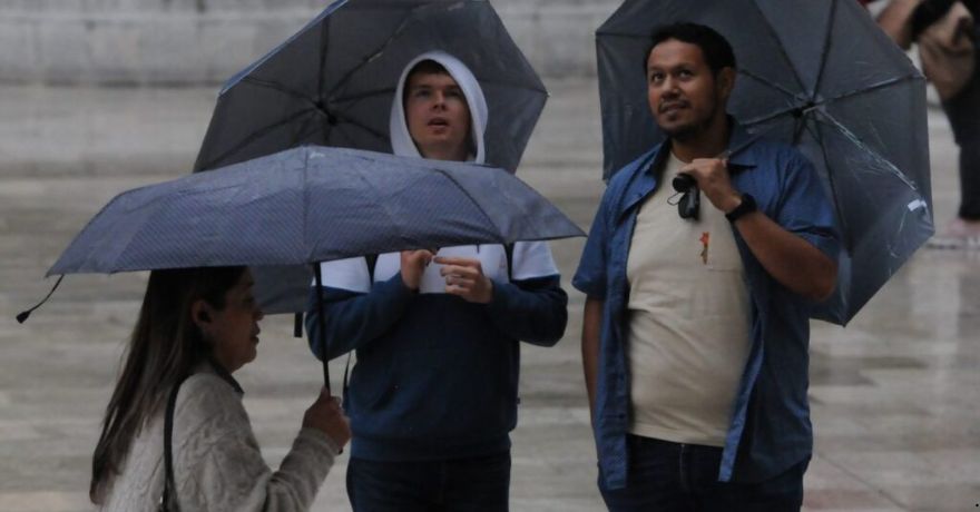 Monzón mexicano y nueva onda tropical generarán lluvias muy fuertes en el país este jueves