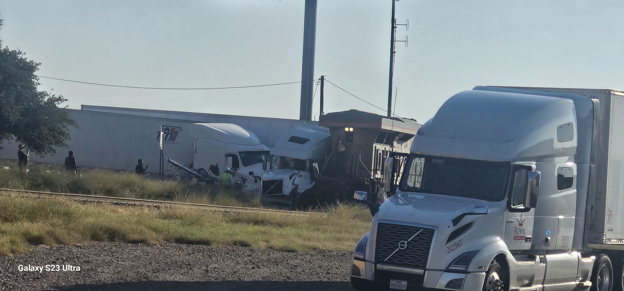 Tren Choca Con Dos Tráileres en Laredo; Policía Reporta que No Hubo Lesionados