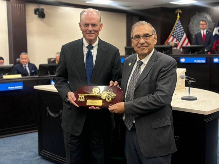 La Ciudad de Laredo Honra al Representante de Texas Tracy King con la Llave de la Ciudad