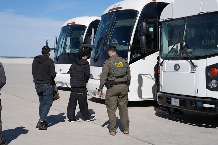 Primer Migrante se Acoge a Programa de Auto deportación con Estímulo Económico del Gobierno de EE.UU.