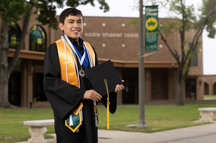 “En Laredo College encontré un hogar”: Alexis Guajardo, ejemplo de superación y pasión por la enfermería