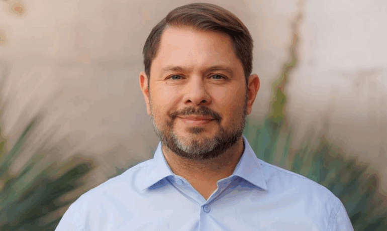 Senador Gallego lanza plan migratorio que atiende incluso reclamos de republicanos