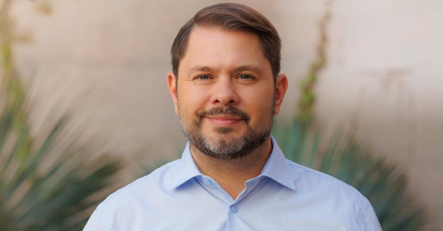 Senador Gallego lanza plan migratorio que atiende incluso reclamos de republicanos