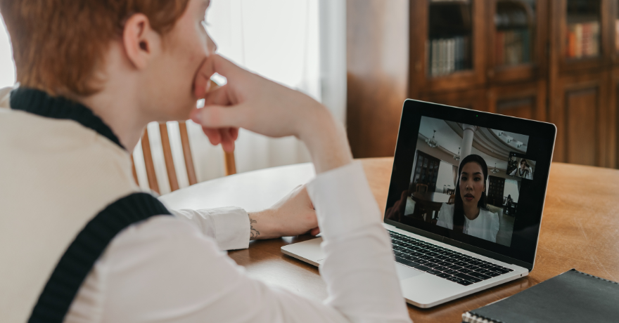 ¿Cómo me presento a la audiencia de inmigración por videollamada?