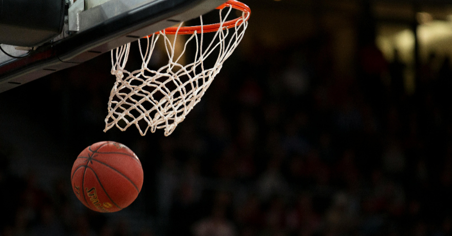 Zhang Ziyu, la basquetbolista china de 2.20 m que se hace viral por su altura