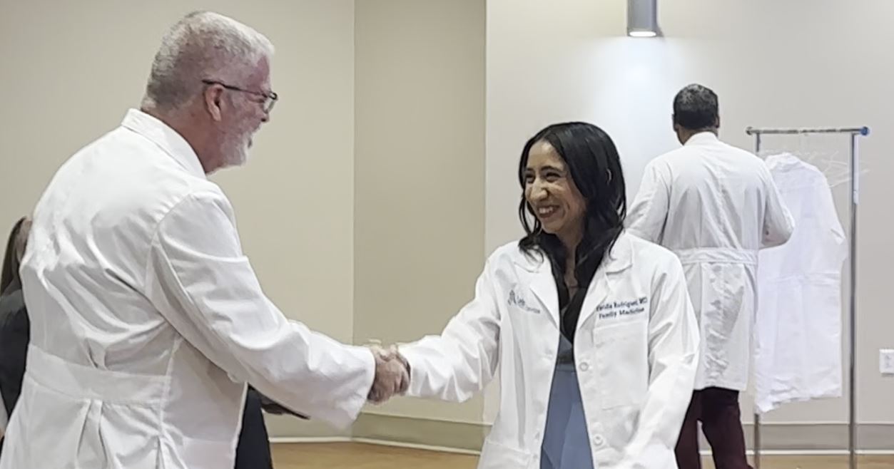 Laredo Medical Center celebra su octava generación de médicos residentes