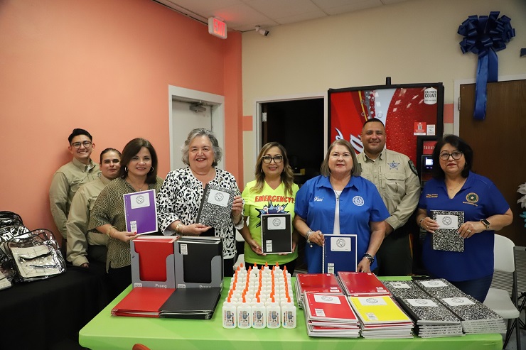 Estudiantes de Bruni reciben útiles escolares y apoyo gracias a la comisionada Wawi Tijerina
