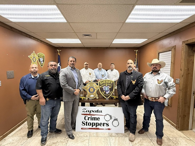 Fiscal Alanís entrega equipo táctico y anuncia apoyos económicos en visita al Sheriff de Zapata