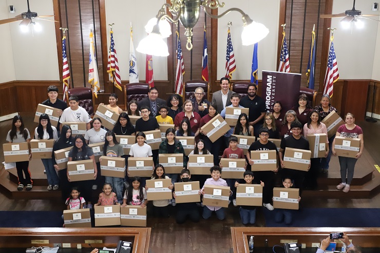 AT&T y la comisionada Wawi Tijerina entregan 40 laptops a estudiantes  en el condado de Webb