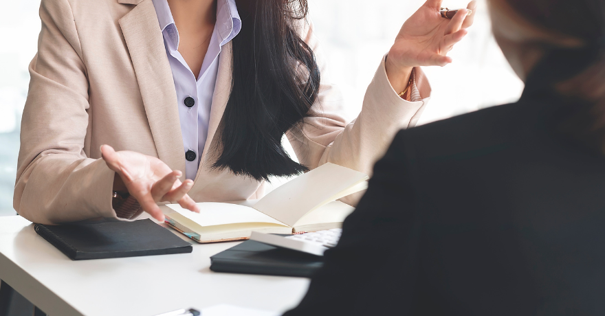 Cómo es el apoyo de los voluntarios a los migrantes detenidos en las cortes: desde guardar pertenencias hasta llamar a contactos