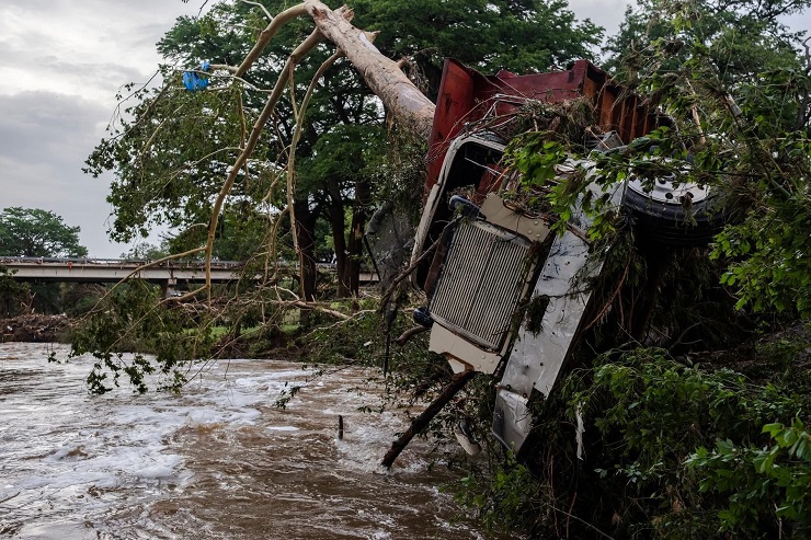 Bomberos de Laredo se mantienen en alerta ante emergencia en Kerrville; listos para brindar apoyo