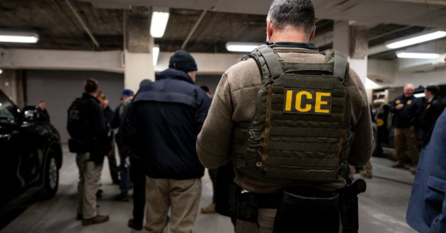 Mujer se desmaya cuando agentes de ICE arrestaban a su pareja en California