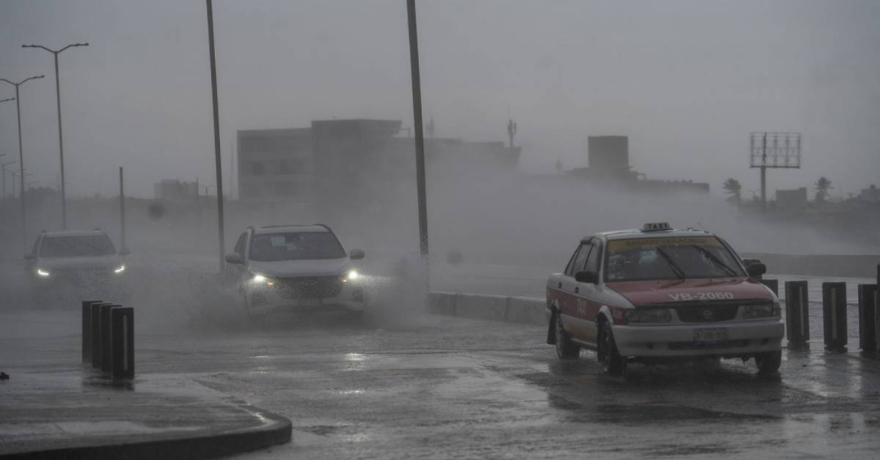 Martes con lluvias torrenciales y calor de más de 45 grados en México