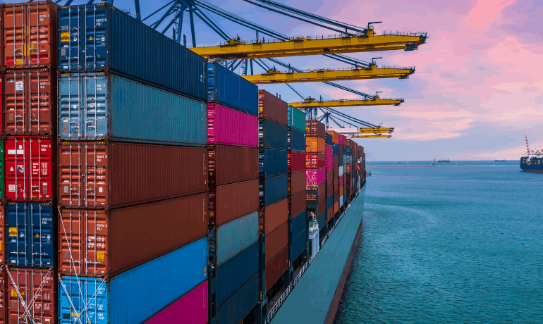 El golpe de los aranceles de Trump: hogares perderán $2,400 este año por aumento de precios