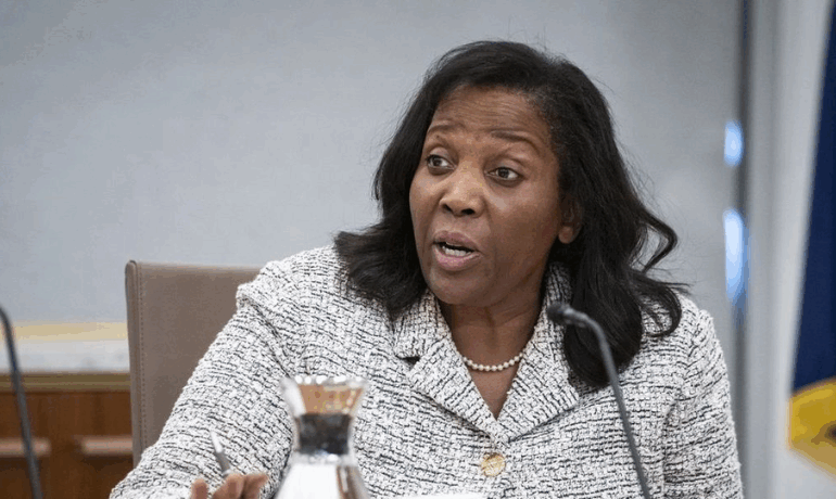 Gobernadora de la Fed Lisa Cook demanda a Trump por despido