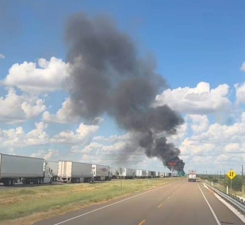 Choque fatal en IH-35: pickup y tráiler se incendian en La Salle County