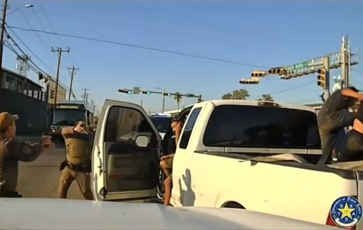 Detienen en Laredo a mexicano previamente deportado por tráfico de drogas; transportaba a 11 migrantes