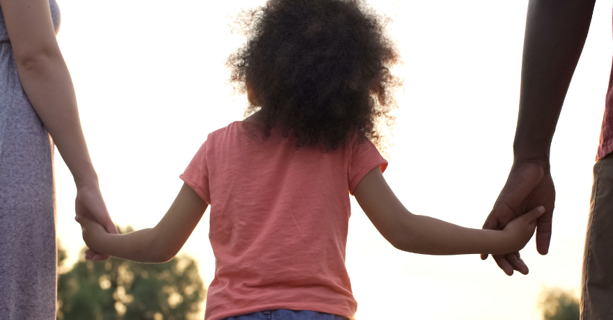 Inmigración por medio de la adopción, ¿Qué es y quiénes aplican?