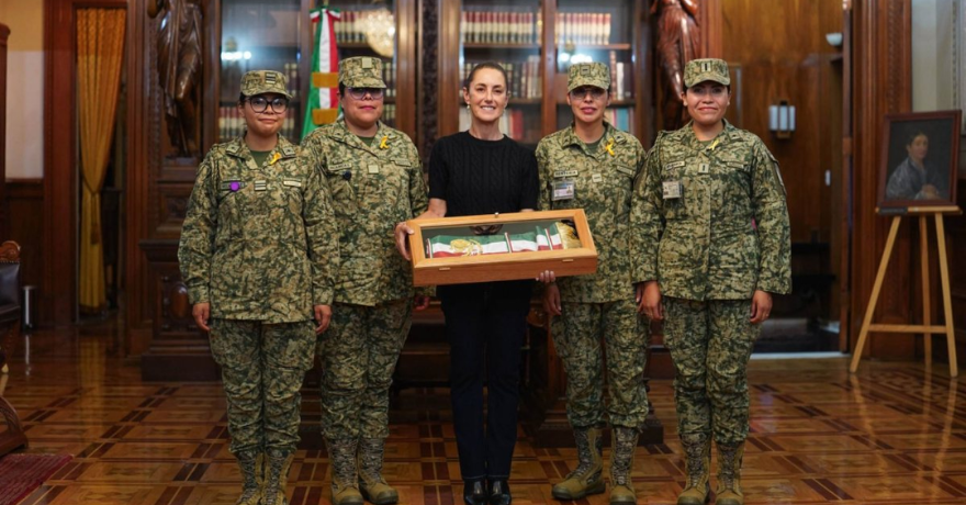 Sheinbaum presume banda presidencial que portará en el Grito de Independencia