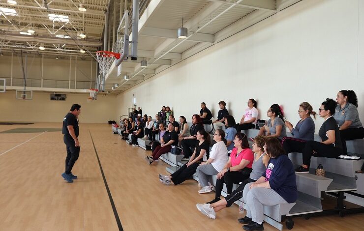 El Sheriff del Condado de Webb impulsa la autodefensa femenina con la 5ª clase anual gratuita