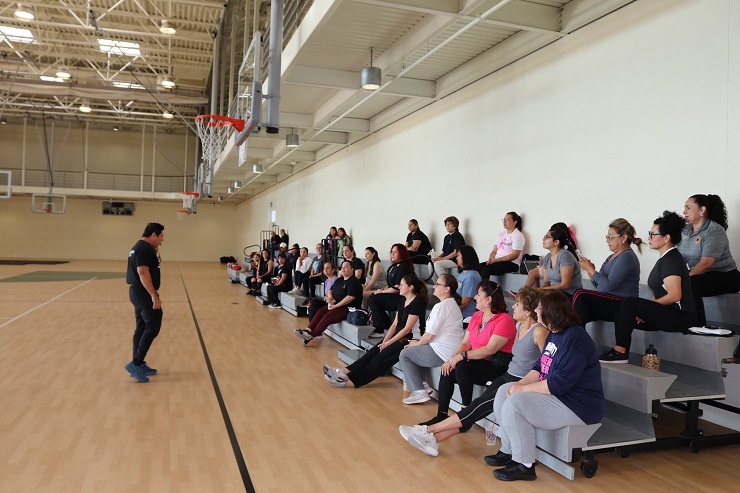 El Sheriff del Condado de Webb impulsa la autodefensa femenina con la 5ª clase anual gratuita