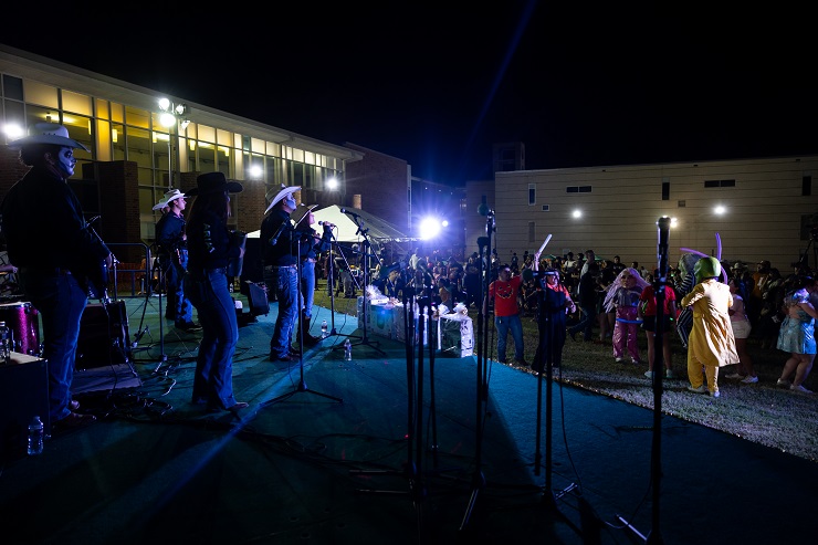 Laredo College celebra el Fall Fest 2025 con lucha libre, música y un nuevo zoológico interactivo