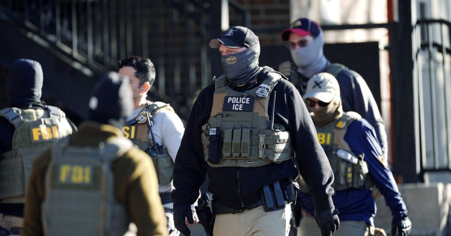 Sindicato de servicios pide a 4 aerolíneas terminar contratos con ICE para deportaciones