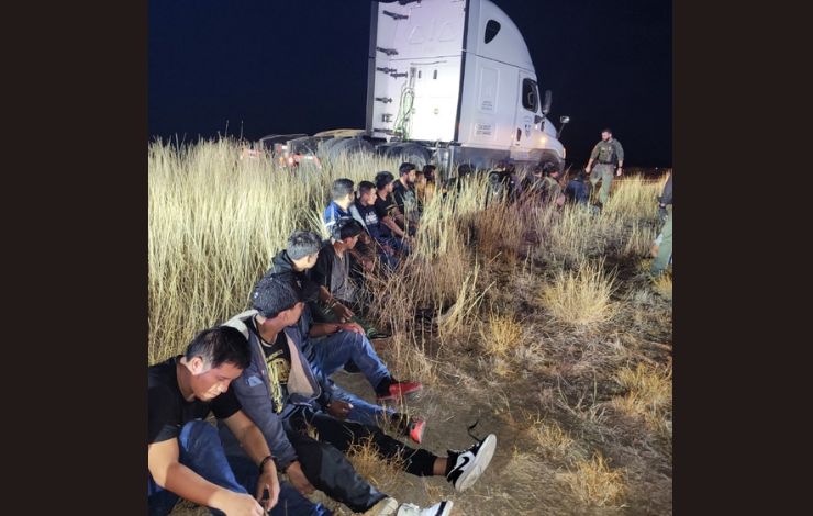DPS halla 23 migrantes ocultos en cabina de tráiler