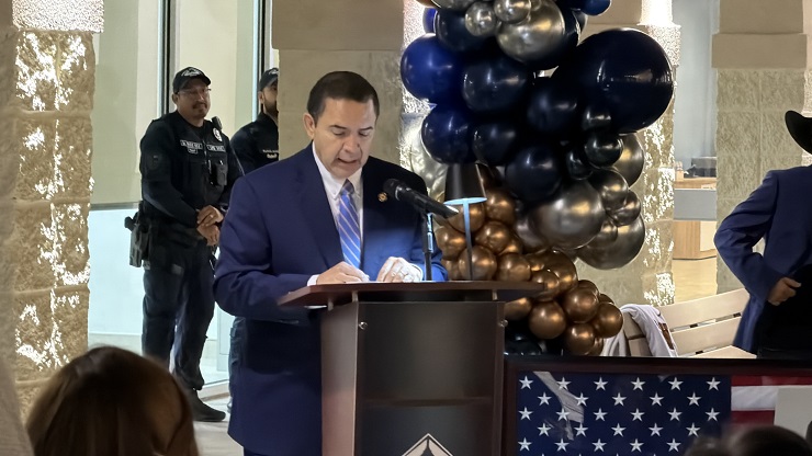 Cuéllar afirma persecución política, rechaza cambiar de partido