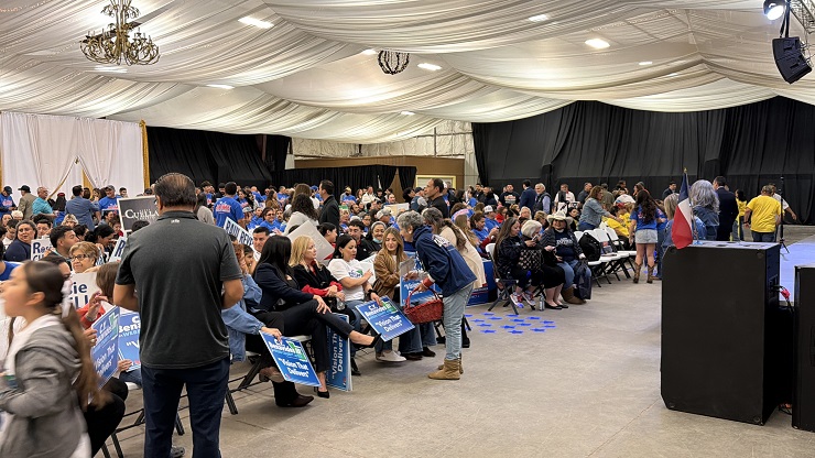 Multitud reunida en el salón 1848 de Laredo durante el evento del Partido Demócrata del Condado de Webb, donde simpatizantes y candidatos esperan el sorteo de posiciones para la boleta electoral de marzo de 2026.