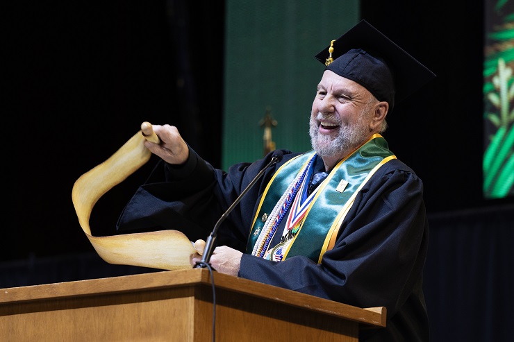 Egresado de Laredo College demuestra que el aprendizaje no tiene edad