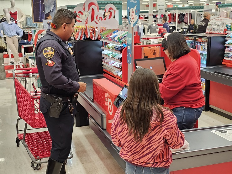 20 niños de primaria reciben sorpresa navideña gracias a la Policía de Laredo y Target