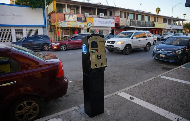 Nuevo Laredo instala parquímetros inteligentes para modernizar su sistema de estacionamiento