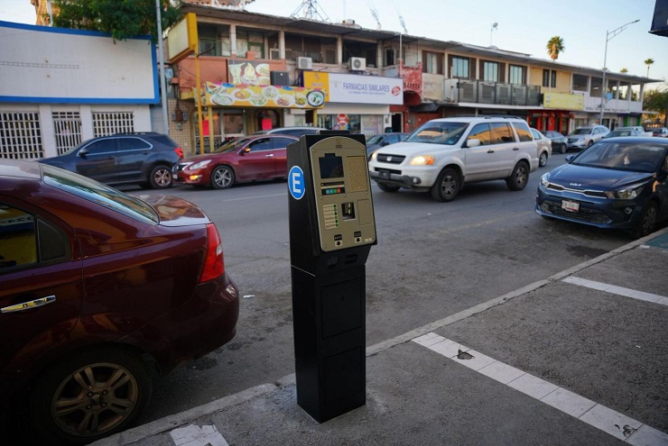 Nuevo Laredo instala parquímetros inteligentes para modernizar su sistema de estacionamiento