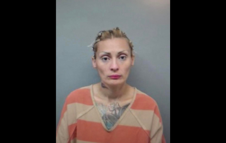 Detienen en Laredo a mujer con órdenes de arresto por asesinato y robo agravado