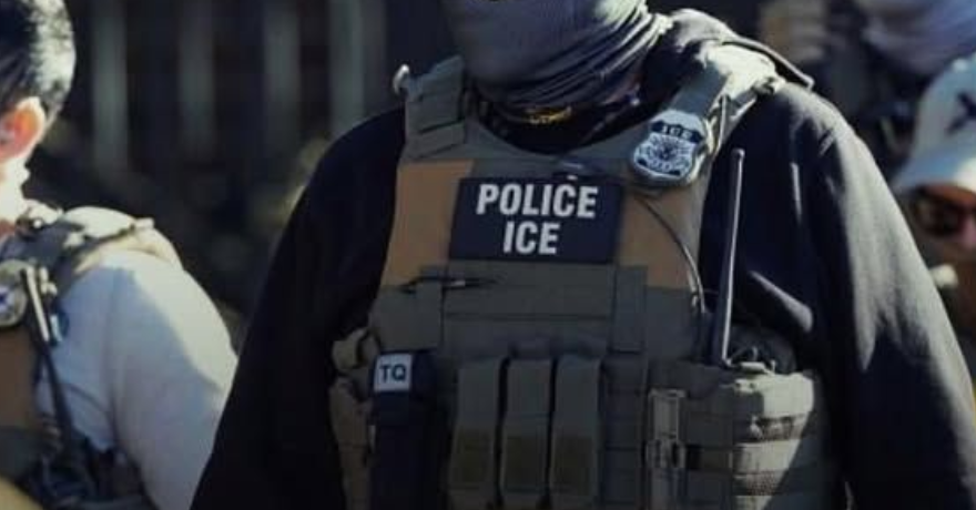 ICE puede entrar a la fuerza a viviendas sin orden judicial para detener a inmigrantes, dice memorando secreto