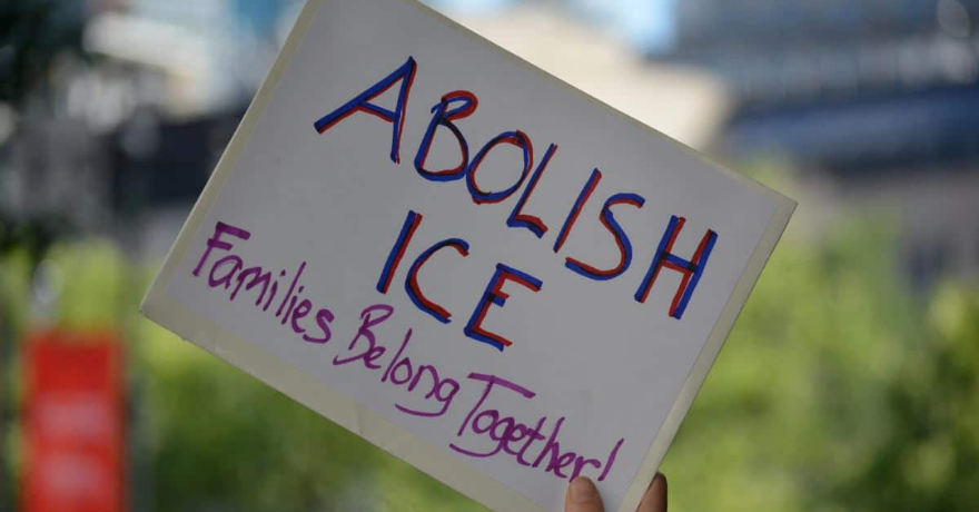 ¿Qué documentos debo tener si me detiene ICE en 2026? Guía de preparación para migrantes