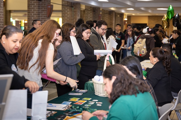 Estudiantes de Laredo College celebran el inicio del semestre en ambos campus