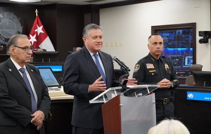 Diputado Richard Peña Raymond propone ley para permitir toque de queda juvenil en Texas