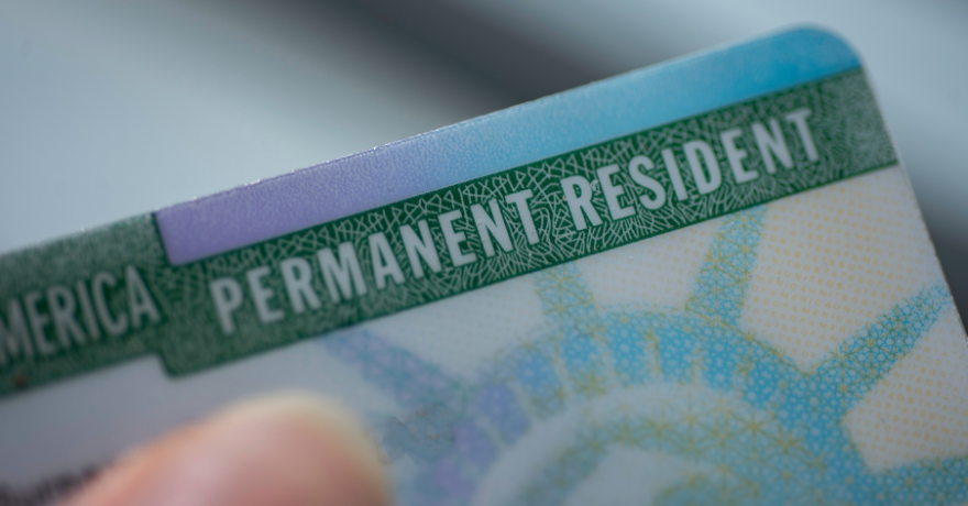 Nueva política migratoria genera incertidumbre para quienes buscan la residencia permanente en Estados Unidos