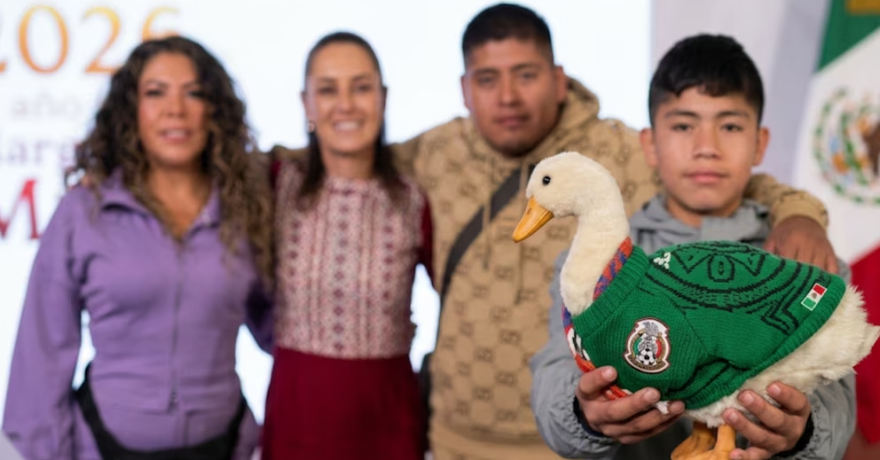 Del puesto ambulante a Palacio Nacional: Sheinbaum recibe al famoso Pato Merlín y a su familia